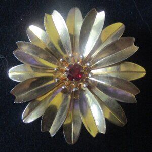 Vtg. Sm Unbranded Floral Gold Tone Metal Brooch/Pin w/Red Rhinestone Center 1.5"